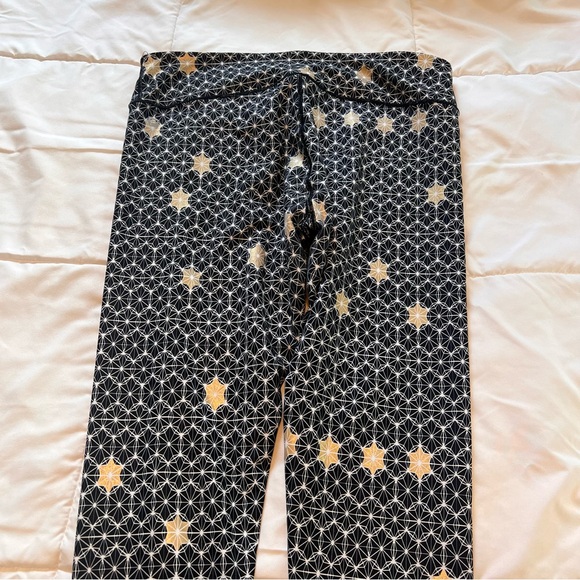 Fabletics Black feather, geometric  Gold Patterned and dotted pattern leggings - Picture 2 of 15